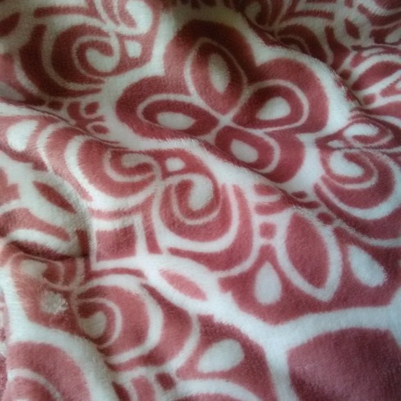 NWT Oversized Decorative Medallion Throw - Picture 5 of 9